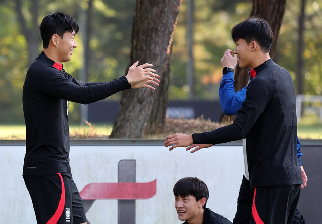 대한민국 축구대표팀 손흥민과 정우영. 뉴스1