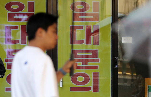 26일 오후 서울 중구 명동의 한 폐업한 상가에 붙어 있는 임대 문의. 2023.6.26 ⓒ News1