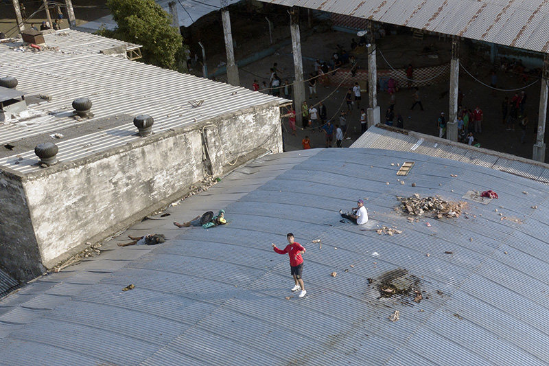 11일 중남미 파라과이 수도 아순시온의 한 교도소 옥상에서 재소자들이 처우 개선을 요구하며 시위를 벌이고 있다. 아순시온=AP 뉴시스