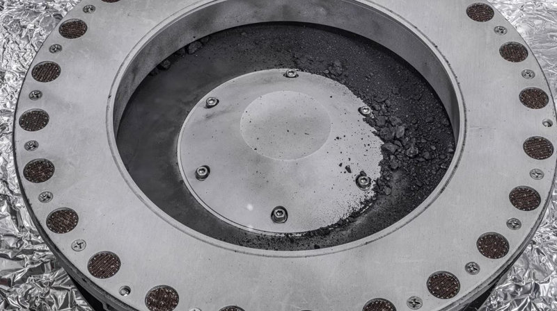 미국항공우주국(NASA)이 11일(현지 시간) 공개한 베누 토양 샘플 250g을 담아 온 캡슐. NASA 제공