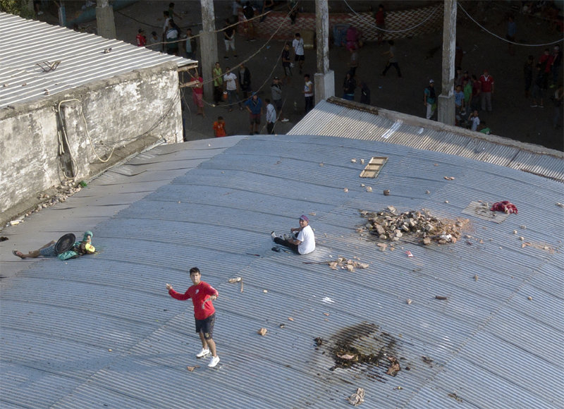 11일 중남미 파라과이 수도 아순시온의 한 교도소 옥상에서 재소자들이 처우 개선을 요구하며 시위를 벌이고 있다. 아순시온=AP 뉴시스