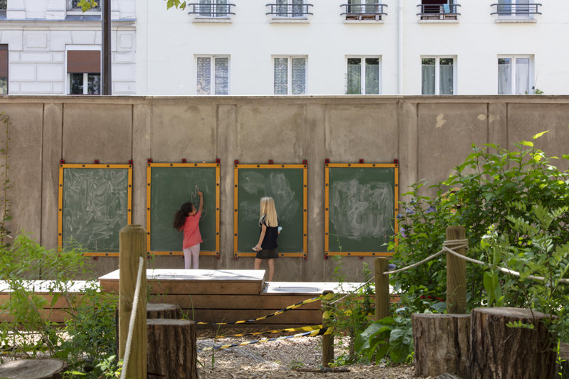 켈레르초교 안뜰에서 아이들이 칠판에 그림을 그리며 시간을 보내는 모습. 파리=이경진 기자 lkj@donga.com·파리 건축, 도시계획 및 환경위원회(CAUE 75) 제공