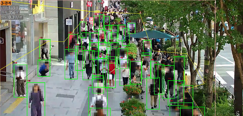 서울시가 이달 말부터 도입하겠다고 밝힌 ‘지능형 인파 카운팅 시스템’화면. 폐쇄회로(CC)TV 영상을 통해 단위 면적당 인원수를 실시간으로 측정한 뒤 위험 단계별로 자치구 재난안전상황실과 서울시, 소방 및 경찰 당국에 상황을 자동 전파한다. 서울시 제공