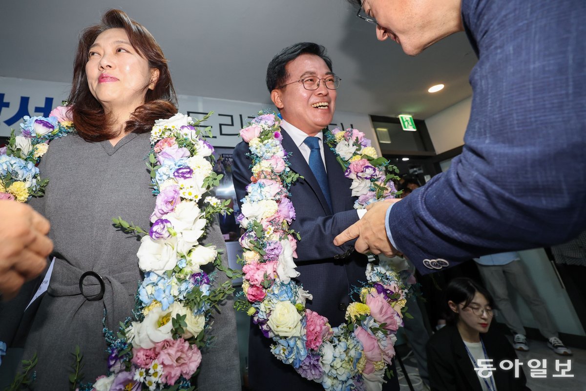 더불어민주당 진교훈 강서구청장 보궐선거 후보가 11일 오후 강서구 마곡동 캠프사 무실에서 당선이 확실시 되자 홍익표 원내대표에게 축하를 받고 있다. 2023.10.11. 이훈구 기자 ufo@donga.com