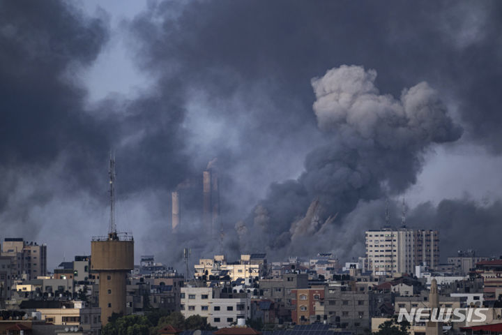 가자지구를 공습하고 있는 이스라엘 공군. 뉴시스