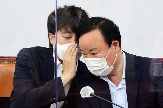 국민의힘 이준석 대표와 김재원 최고위원이 2021년 7월 8일 서울 여의도 국회에서 열린 최고위원회의에서 귀엣말을 나누고 있다. 2021.7.8/뉴스1