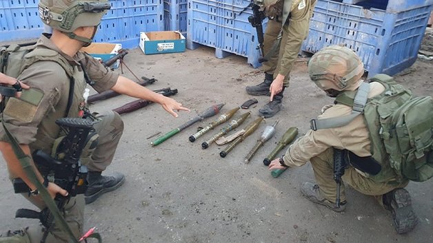 이스라엘군(IDF)이 하마스로부터 압수한 무기들을 공개했다. 왼쪽 장병이 손가락으로 가리키는 무기가 북한제 F-7 무기로 추정되고 있다. (IDF 홈페이지)