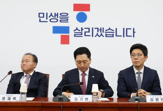 김기현 국민의힘 대표와 윤재옥 원내대표, 김병민 최고위원(오른쪽)이 12일 서울 여의도 국회에서 열린 최고위원회의에 참석하고 있다. 2023.10.12. 뉴스1