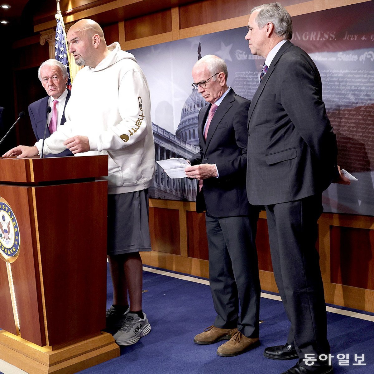존 페터만 상원의원이 후드티에 반바지를 입고 기자회견을 하는 모습. 미 상원 홈페이지