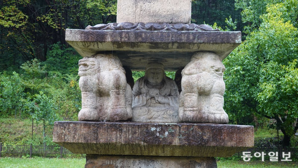 네 마리 사자가 호위하듯 서 있고 가운데 두건 쓴 부처상이 인상적인 사자빈신사지 사사자 구층석탑.