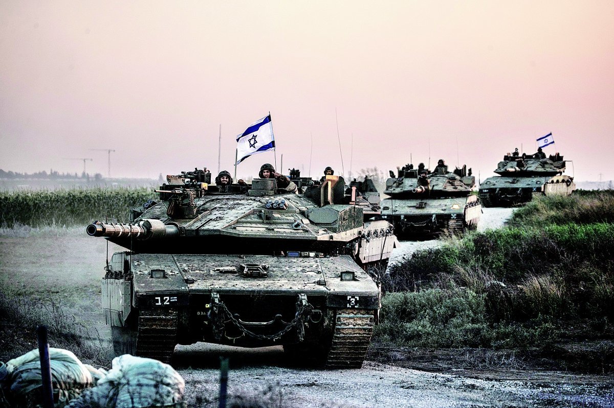 이스라엘軍 국경 집결 이스라엘방위군(IDF) 탱크들이 12일(현지 시간) 오후 팔레스타인 가자지구 국경 근처로 이동하고 있다. 이스라엘군은 13일 0시
 직전 가자지구 북부 주민 약 110만 명과 유엔 등 현지 국제기구 직원들에게 24시간 내에 중부 습지인 와디가자 이남으로 
대피하라고 명령하며 가자지구 진입이 임박했음을 시사했다. 이스라엘-하마스 중동전쟁의 확전 우려도 커지고 있다. 게티이미지