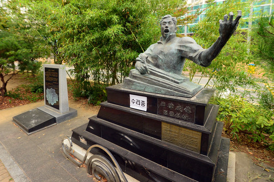 13일 오후 광주 남구 정율성거리에 조성된 정율성 흉상이 복원돼 있다. 해당 흉상은 지난 1일 보수계 전도사로 알려진 A씨가 밧줄을 묶은 뒤 차량으로 끌고 가는 방식으로 흉상을 훼손했다. 2023.10.13/뉴스1