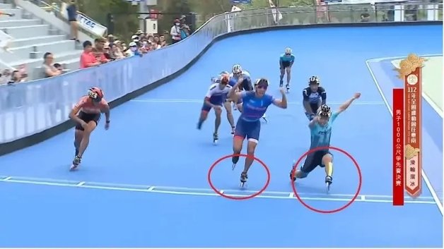 13일 대만 타이난에서 열린 전국체전 롤러스케이트 1000m 경기에서 황위린(왼쪽)은 결승선을 앞두고 세리머니하다 자오쯔정 선수에게 0.03초로 역전당했다.