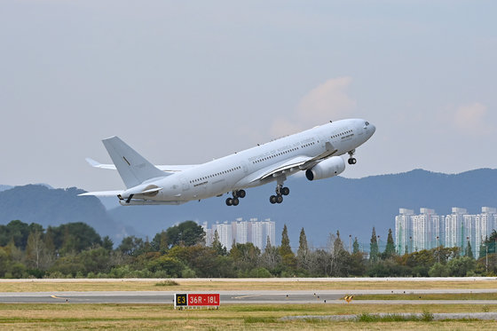 13일 경남 김해 공군 제5공중기동비행단에서 KC-330(시그너스) 군 수송기가 이스라엘 교민 수송 긴급 임무 작전을 위해 힘차게 이륙하고 있다.(국방부 제공) 2023.10.14/뉴스1