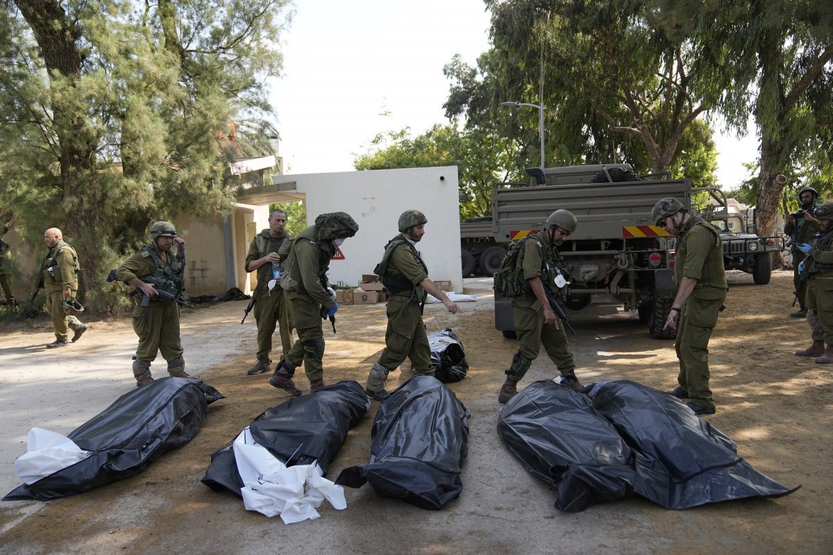 10일가자지구와  가까운 ‘크파르아자’ 키부츠에서 하마스에게 살해된 이스라엘인 민간인의 시신을 수습하고 있다.  이번 하마스의 공격으로 이스라엘에서는  크파르아자=AP 뉴시스