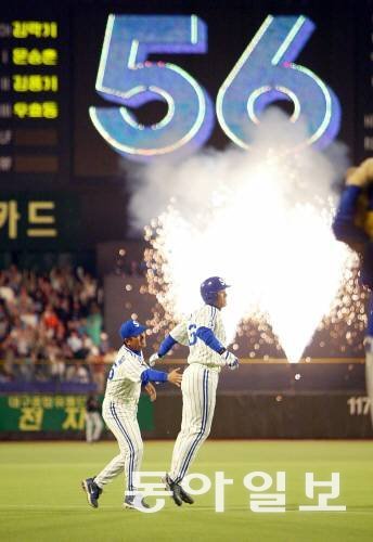 류중일 감독(당시 삼성 3루 코치)가 2003년 56호 홈런을 때린 이승엽을 축하해주고 있다.   동아일보 DB