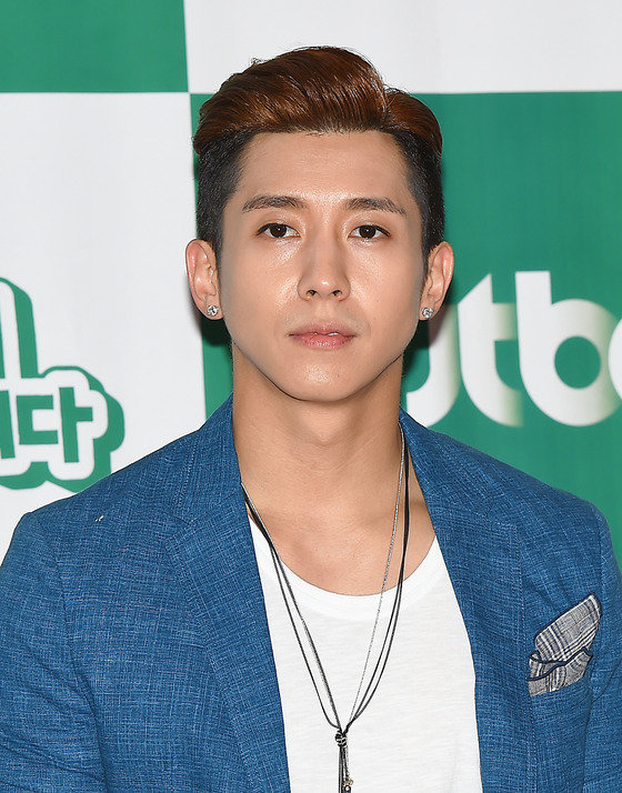 남성 듀오 플라이 투 더 스카이의 브라이언.