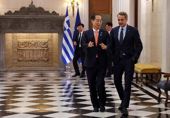 유럽 순방중인 한덕수 국무총리가 13일(현지시간) 그리스 아테네 총리 집무실에서 키리아코스 미초타키스(Kyriakos Mitsotakis) 총리와 한·그리스 총리 회담에 앞서 환담을 나누고 있다. 국무총리실 제공