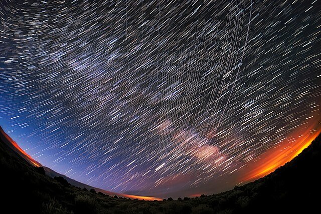 뉴멕시코주 카슨국립숲에서 촬영한 스페이스X 스타링크 인공위성들의 움직임. 사진 출처 위키미디어