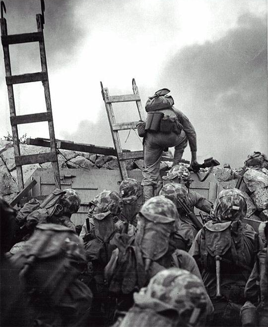 1950년 9월 15일 인천상륙작전 당시 사다리를 타고 해안에 발을 내딛는 미 해병대원들. 가장 선두에 선 이는 로페즈 중위로 이날 부하들을 구하기 위해 수류탄을 끌어안고 전사했다.   동아일보DB
