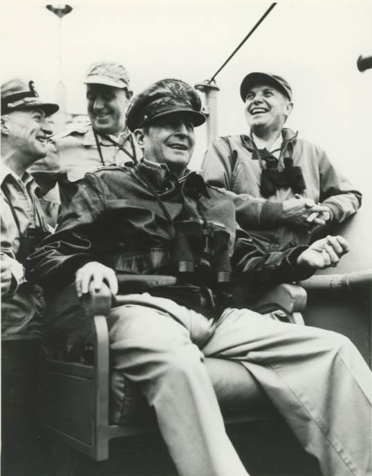 인천상륙작전 당시 함상에서 작전을 지휘하고 있는 맥아더 장군(가운데)과 참모들. 성공적인 작전 결과에 다들 표정이 밝다.  전쟁기념관 제공