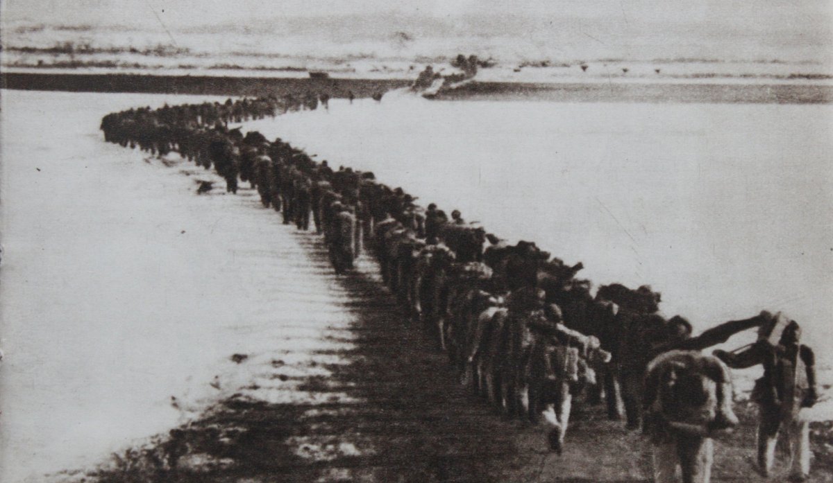 6.25전쟁 당시 압록강을 건너는 중국군 부대.    위키피디아