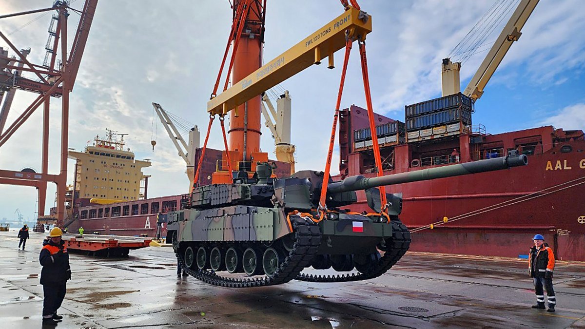 올해 3월 22일(현지 시간) 폴란드의 그디니아 항구에서 한국산 K2 전차가 하역되고 있다. 제작사인 현대로템은 지난해 8월 폴란드와의 1차 수출 계약분(180대) 일부 물량을 당초 예정보다 3개월 앞당겨 조기 납품했다.