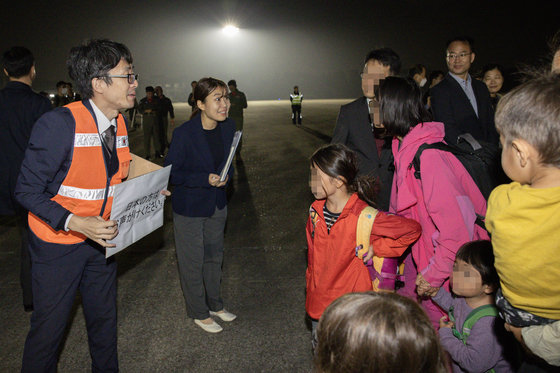 14일 밤 이스라엘에서 출발해 경기 성남 서울공항에 도착한 일본인에게 주한일본대사관 직원이 수속 안내를 하고 있다. 구조 인원은 우리 국민 163명과 일본인 51명, 싱가포르인 6명 등 총220명이다. 2023.10.15. 사진공동취재단