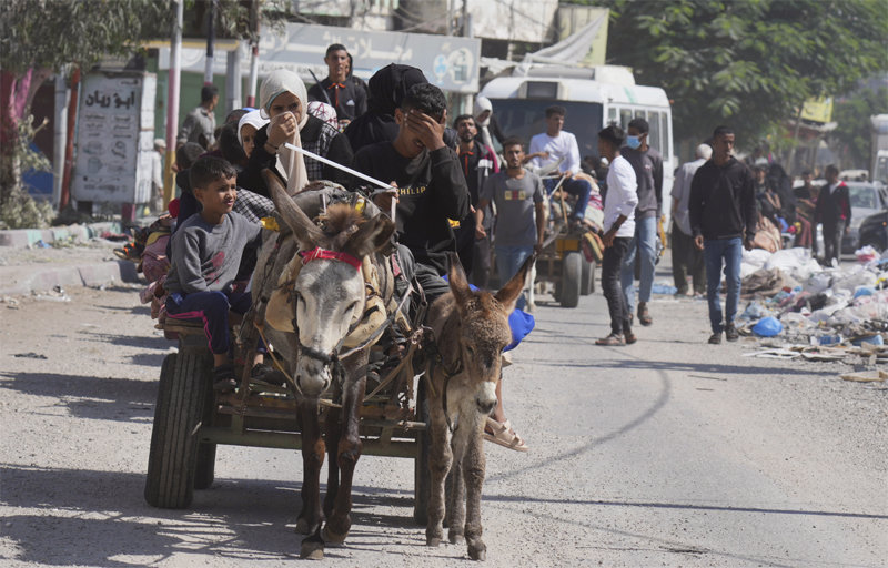 가자 북부 주민들 “남쪽으로”… 당나귀 수레-도보로 필사 탈출