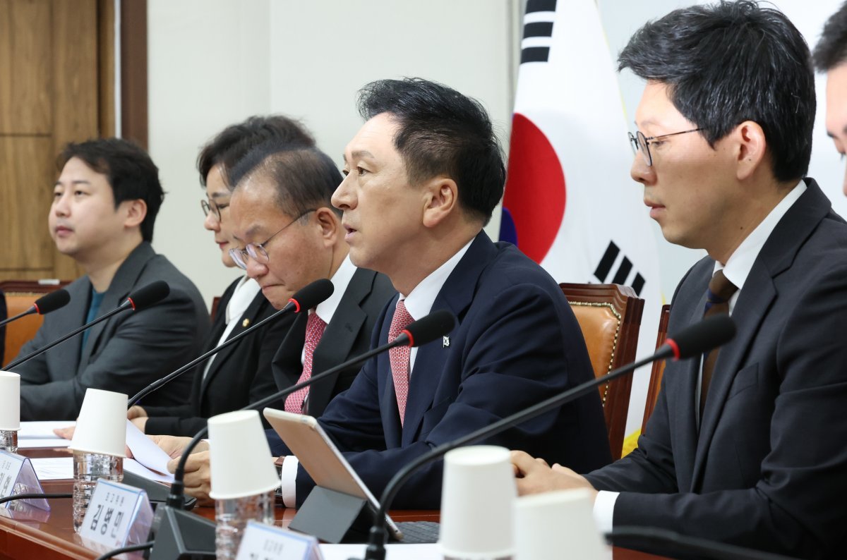 국민의힘 김기현 대표가 16일 서울 여의도 국회에서 열린 최고위원회의에서 발언을 하고 있다. 2023.10.16/뉴스1