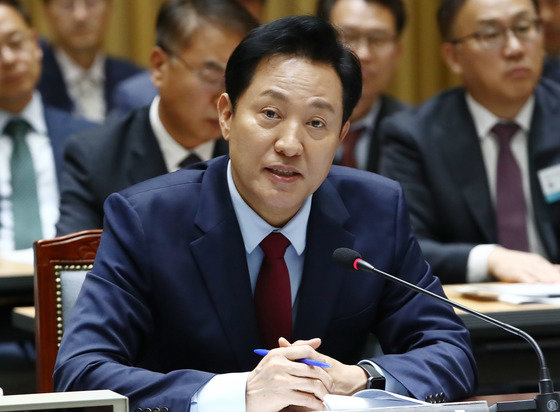 오세훈 서울시장이 16일 중구 서울시청에서 열린 국회 행정안전위원회의 서울시에 대한 국정감사에 출석해 의원들 질의에 답하고 있다. 2023.10.16/뉴스1
