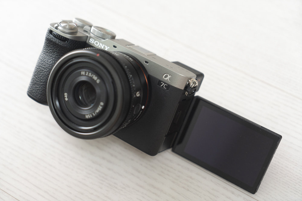 소니 A7C II는 514g의 가벼운 카메라지만, 3300만 화소 풀프레임 센서를 장착하고 있다 / 출처=IT동아