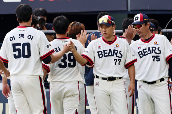 10일 오후 서울 송파구 잠실야구장에서 열린 프로야구 ‘2023 신한 SOL KBO리그’ 삼성 라이온즈와 두산 베어스의 경기에서 삼성을 상대로 8대2 승리를 거둔 두산 이승엽 감독이 선수들을 격려하고 있다. 2023.9.10 뉴스1