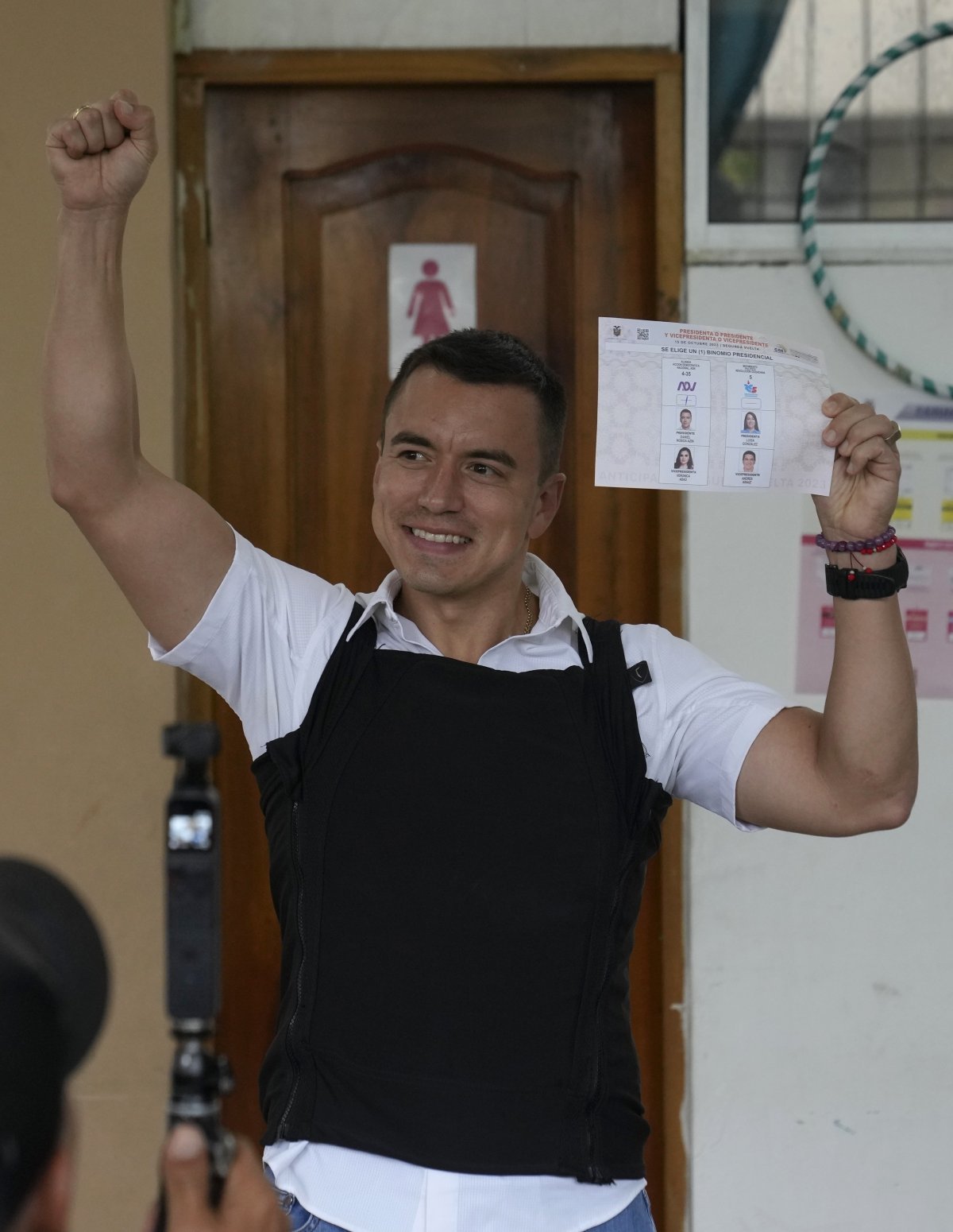 15일 에콰도르 대선 결선투표에서 승리한 ‘바나나 재벌’ 출신의 다니엘 노보아 당선인. 사진은 투표를 마친 뒤 투표용지를 들어 올리는 모습. 올론=AP 뉴시스