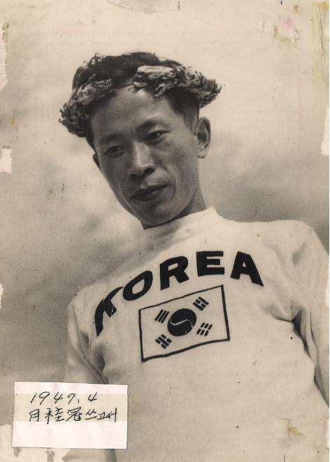 1947년 보스턴 마라톤대회에서 우승한 서윤복. 대한체육회 제공