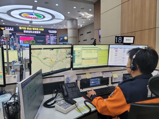 119종합상황실에 근무 중인 장천수 소방장.(경남도 제공)
