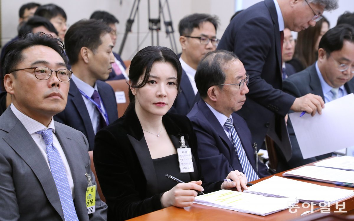 국정감사장 증인석에 앉아 있는  피터 곽 아디다스코리아 대표이사(왼쪽)