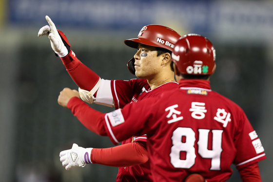 16일 서울 송파구 잠실야구장에서 열린 프로야구 ‘2023 신한 SOL KBO리그’ SSG 랜더스와 두산 베어스의 경기, 3회초 SSG 공격 2사 2루 상황 한유섬이 적시타를 날린 후 더그아웃을 향해 세리머니를 하고 있다. 2023.10.16/뉴스1