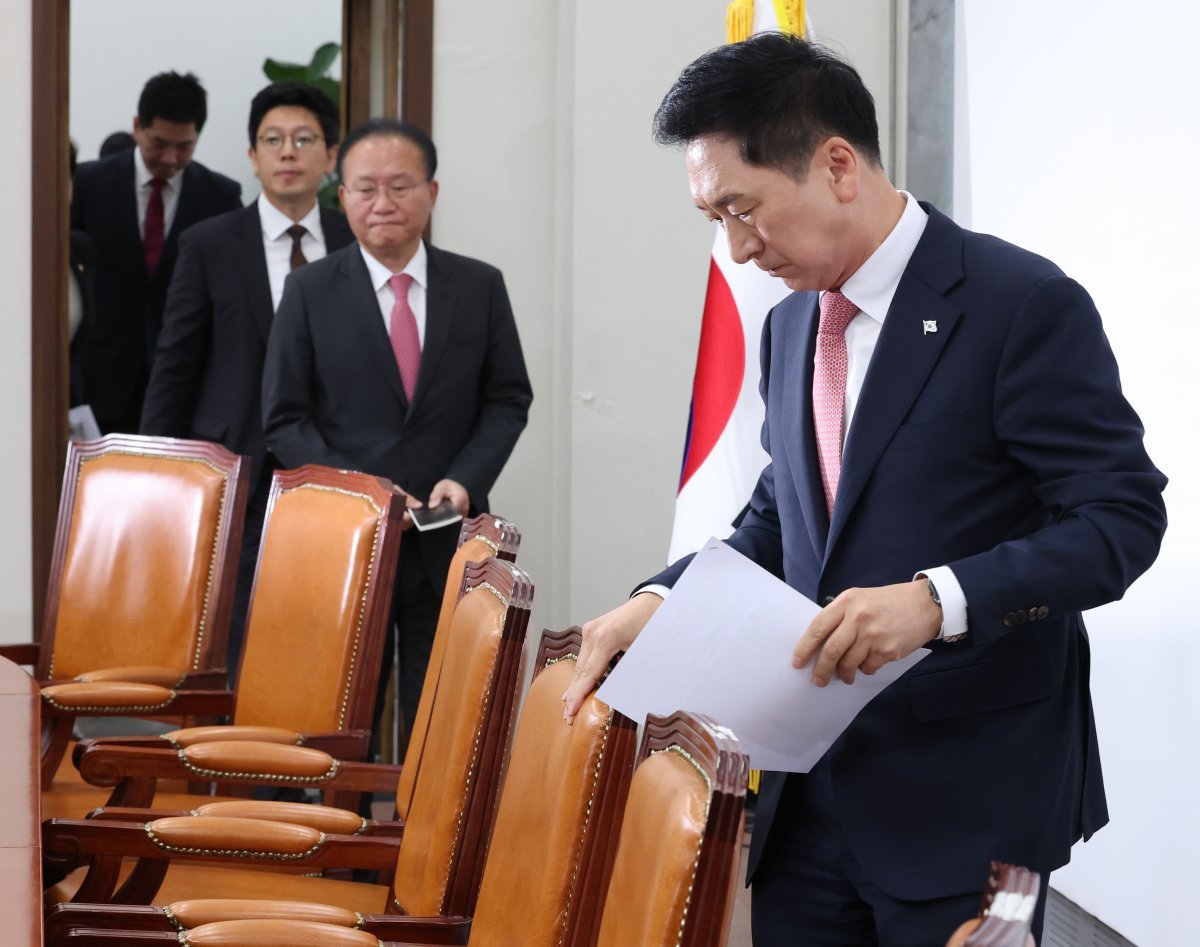 국민의힘 김기현 대표(오른쪽)가 굳은 표정으로 16일 오전 국회에서 열린 최고위원회의에 참석해 자리에 앉고 있다. 김 대표는 이날
 신임 사무총장과 정책위의장 등을 임명하며 “(당과 정부와 대통령실 관계에서) 당이 민심을 전달해 반영하는 주도적 역할을 
하겠다”고 밝혔다. 김 대표 왼쪽 뒤로 윤재옥 원내대표, 김병민 최고위원 등이 입장하고 있다. 뉴스1