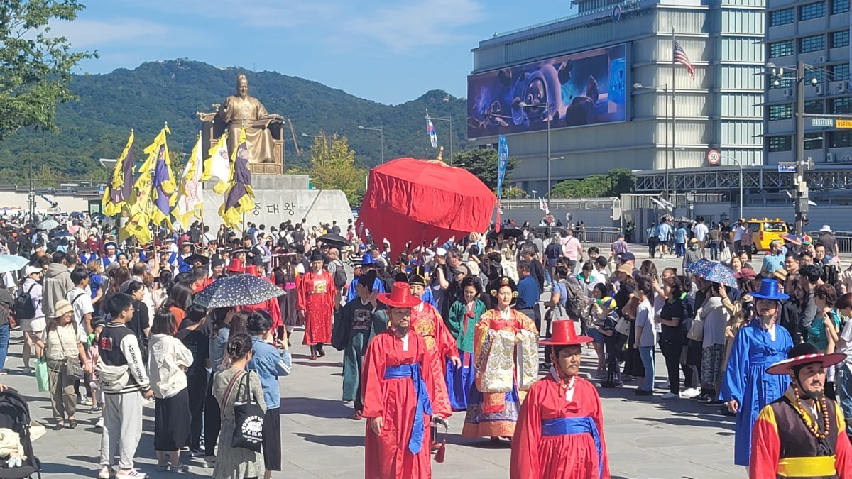 2일 서울 광화문광장에서 열린 어가행차 퍼포먼스. 세종대왕이 눈병 치료를 위해 초정으로 행차하는 것을 재현했다. 청주시 제공