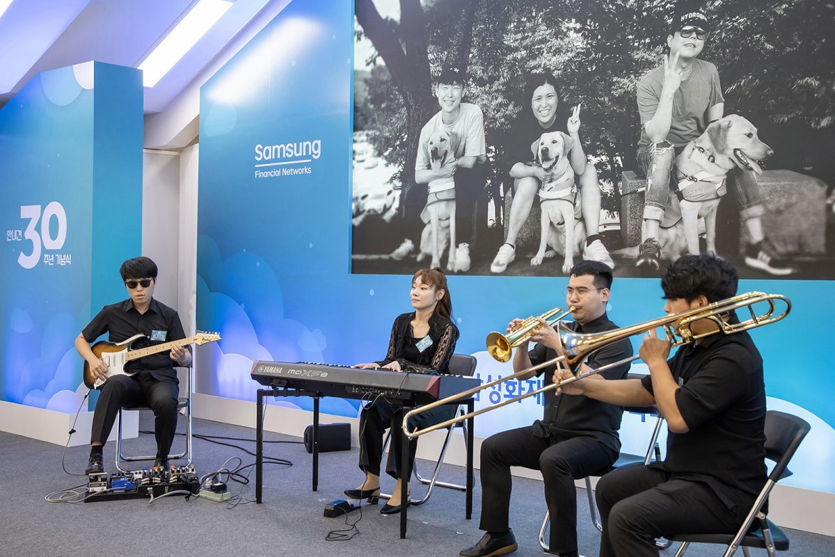 19일 용인 삼성화재 안내견학교에서 30주년 기념식에서 김예지 국민의힘 의원을 비롯한 안내견 파트너들이 축하 연주를 하고 있다. 2023.9.19/삼성전자 제공