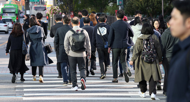 아침 최저 기온이 5도 내외로 떨어지며 쌀쌀한 날씨를 보인 16일 오전 서울 광화문사거리에서 두툼한 옷차림의 시민들이 발걸음을 재촉하고 있다. 2023.10.16/뉴스1 ⓒ News1