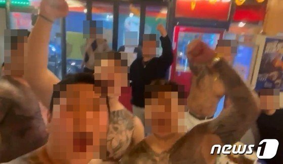 2002년생으로 구성된 전국회 조직원들이 지난해 12월31일 함께 모여 ‘파이팅’을 외치고 있다. (충남경찰청 제공)