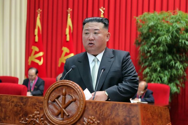 김정은 북한 노동당 총비서가 지난해 10월 당 중안간부학교를 찾은 모습. (평양 노동신문=뉴스1)