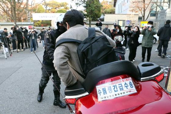 2023학년도 대학수학능력시험일인 지난해 11월17일 오전 서울 종로구 경복고등학교에서 수험생이 긴급수송 오토바이에 내려 고사장으로 향하고 있다. /뉴스1