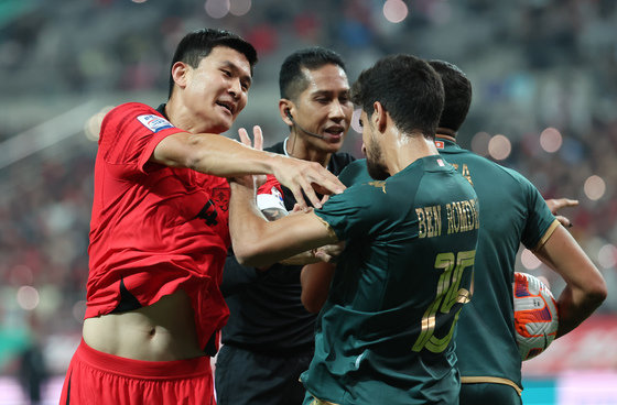 김민재가 13일 오후 서울 마포구 상암동 서울월드컵경기장에서 열린 축구 국가대표 평가전 대한민국과 튀니지의 경기에서 튀니지 벤 롬단과 언쟁을 벌이고 있다. 2023.10.13 뉴스1