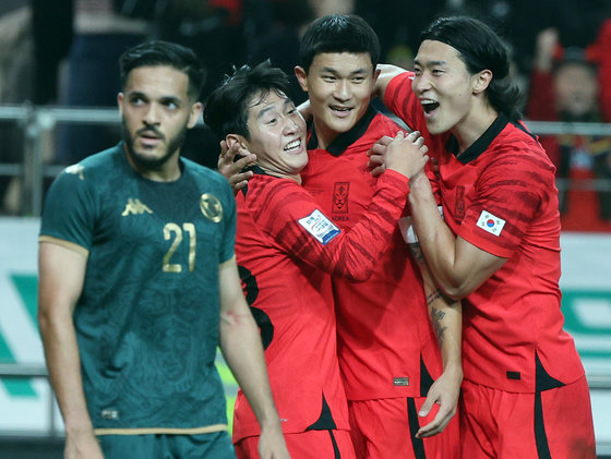 13일 오후 마포구 성산동 서울월드컵경기장에서 열린 하나은행 초청 축구 국가대표팀 평가전 대한민국과 튀니지의 경기에서 김민재가 팀 세 번째 골을 터트린 뒤 이강인, 조규성과 기쁨을 나누고 있다. 2023.10.13 뉴스1