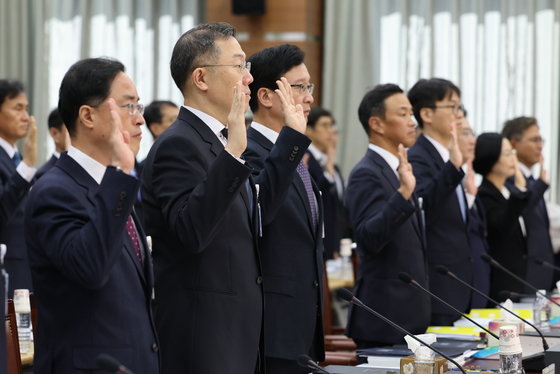 송경호 서울중앙지검장(왼쪽 세 번째) 을 비롯한 검사장들이 17일 서울 서초구 서울고등검찰청에서 열린 국회 법제사법위원회의 서울중앙지검 등 11개 검찰청에 대한 국정감사에서 증인 선서를 하고 있다. 2023.10.17/뉴스1