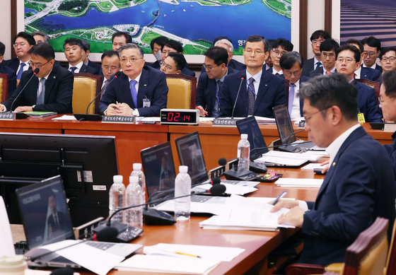 이한준 한국토지주택공사 사장이 16일 서울 여의도 국회에서 열린 국토교통위원회의 한국토지주택공사, 국토안전관리원 등에 대한 국정감사에서 의원들의 질의에 답변하고 있다. 2023.10.16/뉴스1