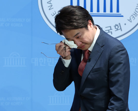 이준석 국민의힘 전 대표가 16일 서울 여의도 국회 소통관에서 현안 관련 기자회견을 마치고 눈물을 흘리며 회견장을 나서고 있다. 2023.10.16/뉴스1